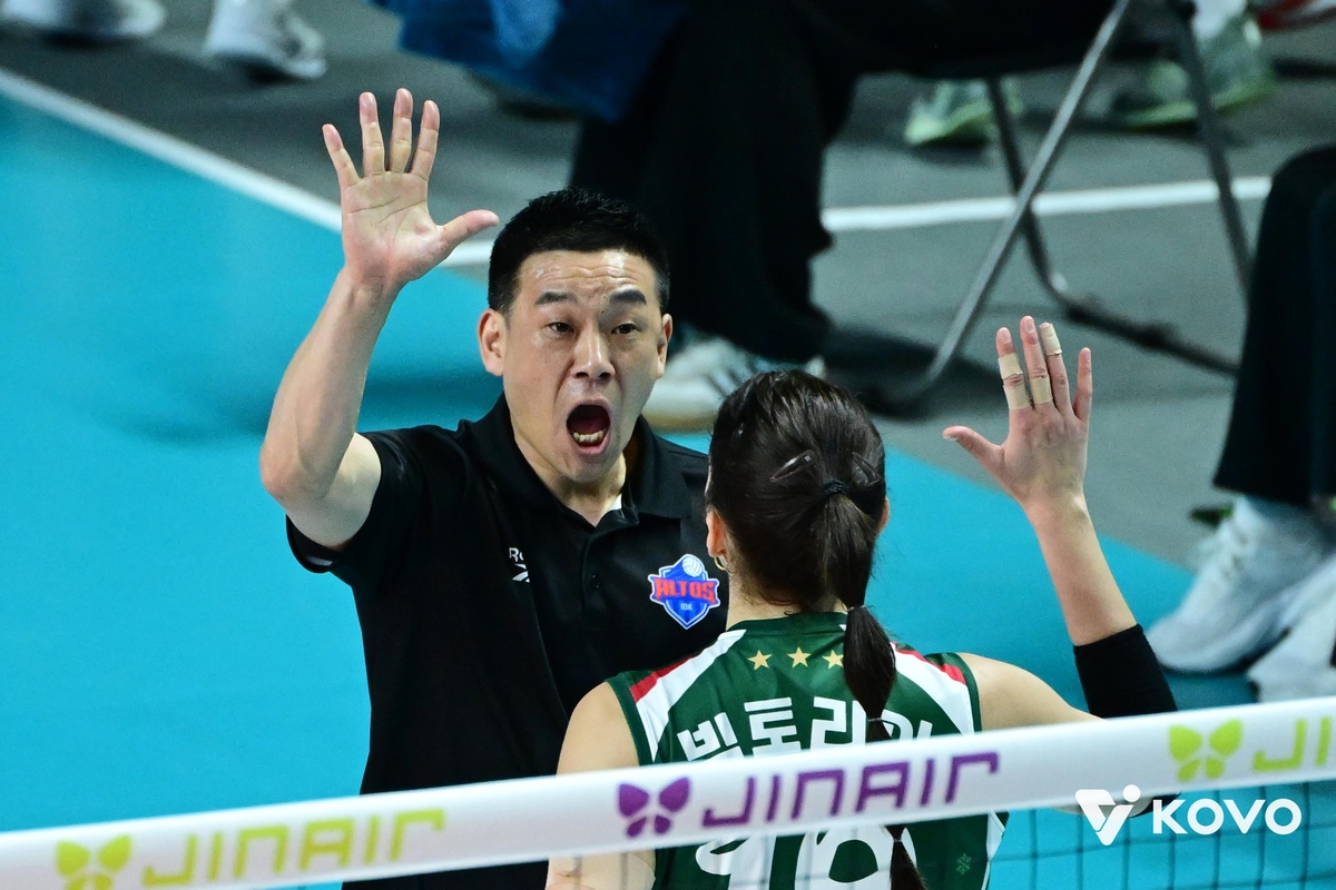 빅토리아와 하이파이브 하는 여오현 기업은행 감독대행