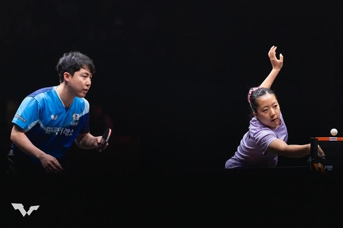 탁구 주천희 '한국 천적' 왕만위에 막혔다…신유빈은 혼복 4강(종합)