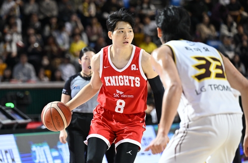 안영준 20점 폭발…프로농구 SK, 선두 LG 완파하고 연패 탈출(종합)