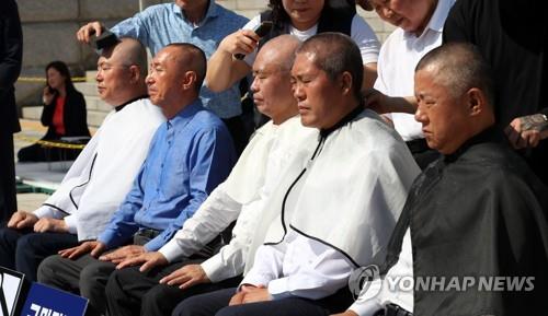 Cinco legisladores del principal partido opositor, el Partido de Libertad Surcoreana, se afeitaron la cabeza en la Asamblea Nacional en Seúl el 19 de septiembre de 2019, en protesta por el nombramiento del presidente Moon Jae-in de Cho Kuk como ministro de Justicia.