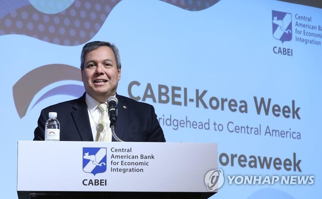 El 21 de octubre de 2019, el presidente ejecutivo del Banco Centroamericano de Integración Económica, Dante Mossi, pronuncia un discurso en la Semana del BCIE-Corea del Sur celebrada en un hotel de Seúl.