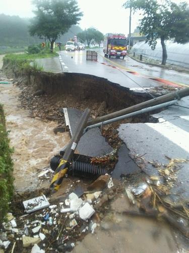 La foto, proporcionada por un lector, muestra una calle destruida, el 2 de agosto de 2020, en Chungju, en la provincia de Chungcheong del Norte, por las fuertes tormentas. (Prohibida su reventa y archivo)