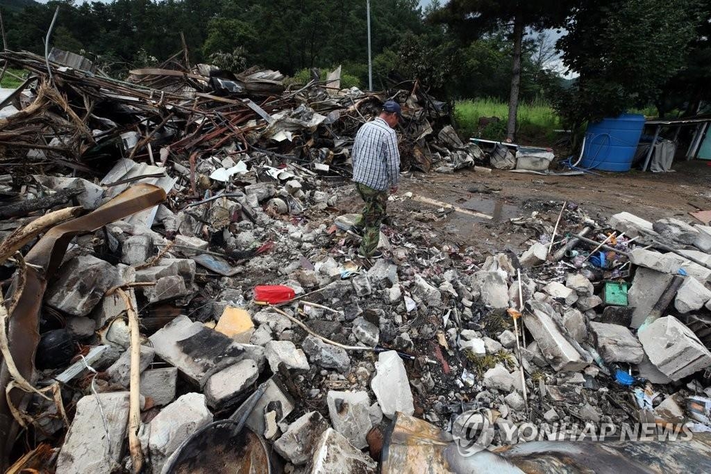 La fotografía, tomada el 2 de agosto de 2020, muestra una casa en Chungju, en la provincia de Chuncheong del Norte, la cual fue destruida por una explosión de gas causada por un deslizamiento de tierra.
