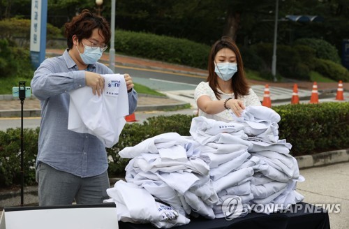 Los médicos en prácticas del Hospital de la Universidad Nacional de Seúl, en Seúl, amontonan sus batas blancas, el 23 de agosto de 2020, en protesta por el plan del Gobierno de aumentar las cuotas de admisión a las escuelas de medicina.
