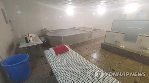 La foto, tomada el 30 de noviembre de 2020, muestra un baño público vacío, en el centro de Seúl, puesto que las autoridades sanitarias impusieron medidas antivirus más estrictas, durante una semana, en el área metropolitana de la capital.