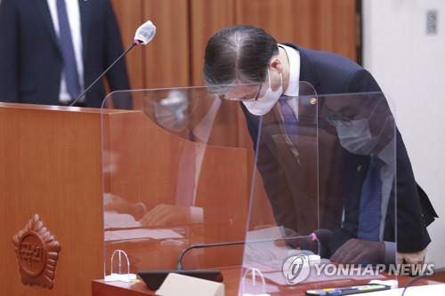 El ministro de Tierra surcoreano, Byeon Chang-heum, ofrece una reverencia durante una sesión parlamentaria, el 9 de marzo de 2021, en señal de disculpa por el escándalo que involucra a los empleados de la Corporación de Tierra y Vivienda de Corea del Sur.