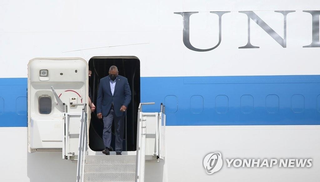 El secretario de Defensa de Estados Unidos, Lloyd Austin, llega a la Base Aérea de Osan en Pyeongtaek, provincia de Gyeonggi, el 17 de marzo de 2021, para una visita de tres días a Corea del Sur. (Foto del cuerpo de prensa. Prohibida su reventa y archivo)