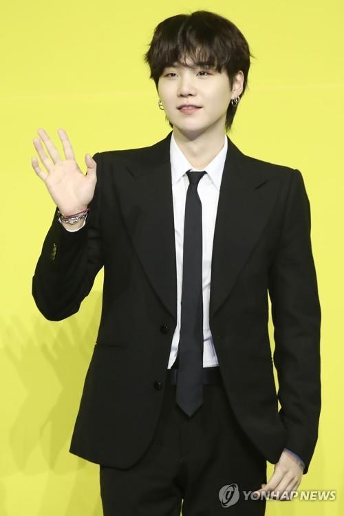 El miembro de BTS Suga posa, el 21 de mayo de 2021, durante una conferencia de prensa para su nuevo sencillo digital, "Butter", en el este de Seúl.