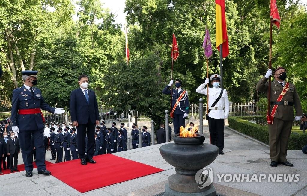 El presidente surcoreano, Moon Jae-in (segundo por la izda.), rinde tributo ante el Monumento a los Caídos por España, en la plaza de la Lealtad de Madrid, el 16 de junio de 2021, durante su visita de Estado a España de tres días.