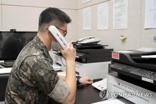 La foto, proporcionada, el 27 de julio de 2021, por el Ministerio de Defensa, muestra a un soldado surcoreano hablando mediante la línea directa occidental de comunicación militar intercoreana. (Prohibida su reventa y archivo)
