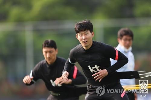 Son Heung-min del Tottenham anota el gol de la victoria en el 1er. partido de la EPL contra el Manchester City
