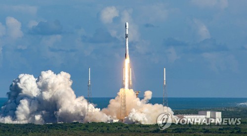 La foto de archivo, tomada el 20 de julio de 2020 y proporcionada por la DAPA, muestra el cohete Falcon 9 Block 5, que transporta el satélite Anasis-II, el primer satélite de comunicaciones militares de Corea del Sur, siendo lanzado desde el Centro Espacial Kennedy, en Florida. El satélite llegó exitosamente a su posición final en la órbita geoestacionaria, indicó el 31 de julio de 2020, la DAPA. (Prohibida su reventa y archivo)