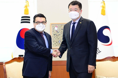 El primer vicecanciller surcoreano, Choi Jong-kun (dcha.), le da la mano al embajador colombiano ante Seúl, Juan Carlos Caiza Rosero, durante su reunión, el 3 de septiembre de 2021, en Seúl, en esta foto proporcionada por el Ministerio de Asuntos Exteriores. (Prohibida su reventa y archivo)