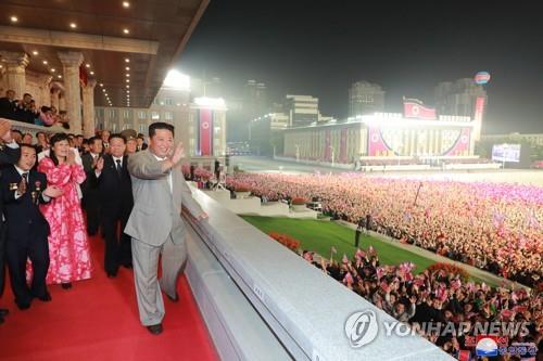 La foto, publicada por la KCNA, muestra al líder norcoreano, Kim Jong-un (frente), saludando al público, durante un desfile militar, realizado, el 9 de septiembre de 2021, en la plaza de Kim Il-sung, en Pyongyang, para celebrar el 73er. aniversario de la fundación del país. (Uso exclusivo dentro de Corea del Sur. Prohibida su distribución parcial o total)