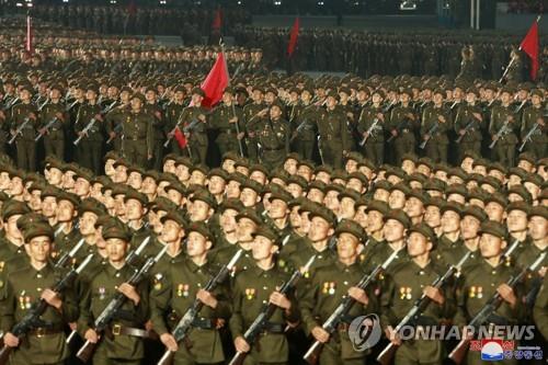 La foto, proporcionada, el 9 de septiembre de 2021, por la Agencia Central de Noticias de Corea del Norte (KCNA, según sus siglas en inglés), muestra un desfile militar, celebrado en la madrugada del mismo día, para conmemorar el 73er. aniversario de la fundación nacional de Corea del Norte, en Pyongyang. (Uso exclusivo dentro de Corea del Sur. Prohibida su distribución parcial o total)