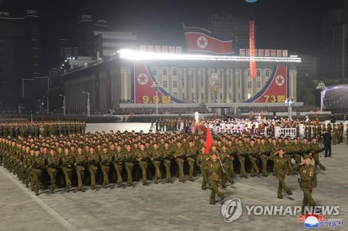 La foto, desvelada por la Agencia Central de Noticias de Corea del Norte (KCNA, según sus siglas en inglés), muestra a soldados norcoreanos de la Guardia Roja Obrero-Campesina (WPRG, según sus siglas en inglés) participando en un desfile militar en la plaza de Kim Il-sung, en Pyongyang, el 9 de septiembre de 2021, para celebrar el 73er. aniversario de la fundación del régimen. (Uso exclusivo dentro de Corea del Sur. Prohibida su distribución parcial o total)