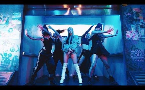 La fotografía, proporcionada, el 14 de septiembre de 2021, por YG Entertainment, muestra una escena del video musical "LALISA", lanzado recientemente por Lisa de BLACKPINK. (Prohibida su reventa y archivo)