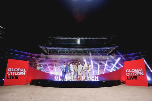 Esta fotografía, proporcionada por Big Hit Music, muestra a BTS posando para el "Global Citizen Live" frente a la puerta de Sungnyemun, en Seúl. (Prohibida su reventa y archivo)