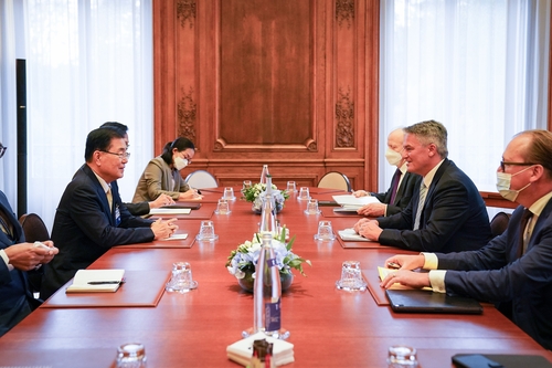 La foto, proporcionada por el Ministerio de Asuntos Exteriores de Corea del Sur, muestra a su ministro, Chung Eui-yong (izda.), sosteniendo diálogos con Mathias Cormann, el secretario general de la Organización para la Cooperación y el Desarrollo Económicos (OCDE), el 5 de octubre de 2021 (hora local), en París, al margen de la Reunión del Consejo a nivel Ministerial de la OCDE. (Prohibida su reventa y archivo) 