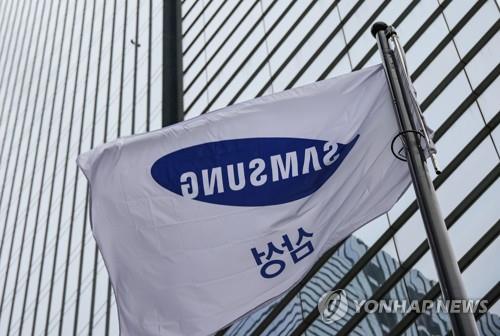 En la foto de archivo, la bandera de Samsung ondea frente a la sede de la firma, el 8 de octubre de 2021, en Seúl.