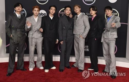La sensación del K-pop BTS posa para una foto en los premios American Music Awards (AMA) 2021, celebrados, el 21 de noviembre de 2021 (hora local), en el Teatro Microsoft, en Los Ángeles.
