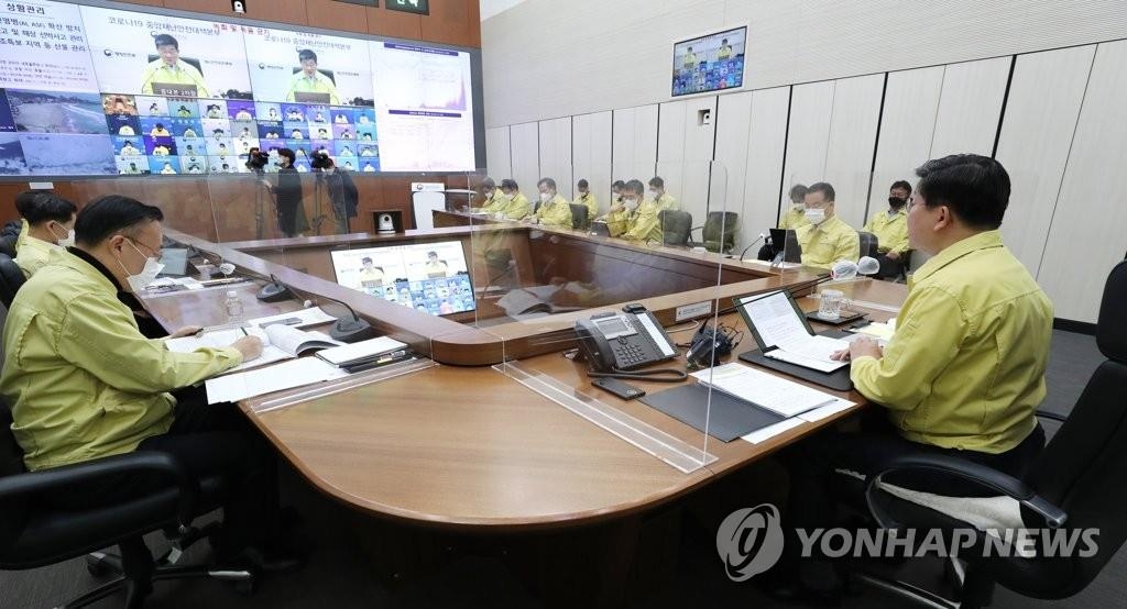 El ministro del Interior y Seguridad, Jeon Hae-cheol (dcha., cabecera) habla, vía videoconferencia, durante una reunión de la Sede Central de Contramedidas por Desastre y de Seguridad sobre las medidas para detener la propagación del nuevo coronavirus, el 5 de enero de 2022, en el complejo gubernamental de Sejong, en el centro de Corea del Sur.