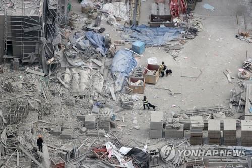 Una operación de búsqueda es llevada a cabo, el 13 de enero de 2022, después de un accidente letal en una torre de apartamentos en construcción, en la ciudad sureña de Gwangju, que sucedió dos días antes y dejó a seis trabajadores desaparecidos.