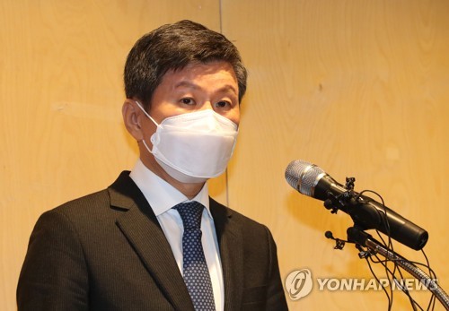 La foto, tomada el 17 de enero de 2022, muestra a Chung Mong-gyu, presidente de HDC Hyundai Development Co., expresando su disculpa por el colapso parcial de un edificio de apartamentos en su obra de construcción, en la ciudad sudoccidental de Gwangju, hace unos días, mientras ofrece su renuncia, en una conferencia de prensa en la sede de la compañía, en Seúl. (Foto del cuerpo de prensa. Prohibida su reventa y archivo)