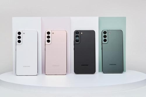 Esta foto, proporcionada por Samsung Electronics Co. el 10 de febrero de 2022, muestra los teléfonos Galaxy S22 Plus. (Prohibida su reventa y archivo)
