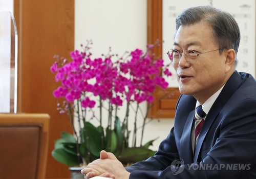El presidente, Moon Jae-in, sonríe tras formar parte de una entrevista por escrito para la Agencia de Noticias Yonhap y otros siete servicios de noticias globales, en la oficina presidencial, Cheong Wa Dae, el 10 de febrero de 2022, en Seúl.