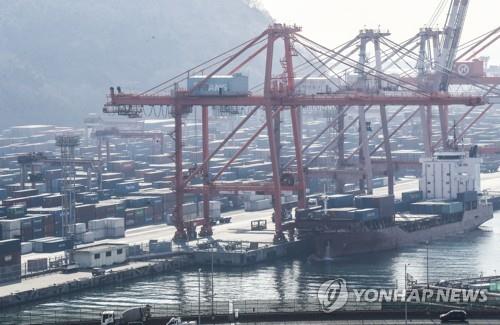 La foto de archivo, tomada el 11 de febrero de 2022, muestra un montón de contenedores en un puerto en la ciudad suroriental surcoreana de Busan.