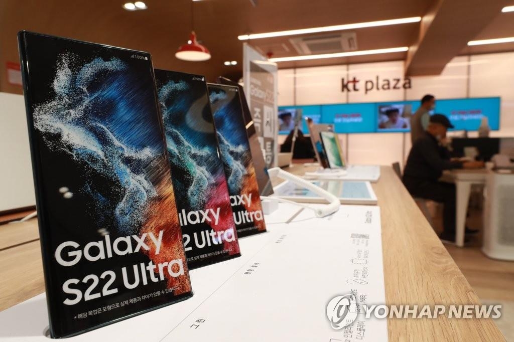 La serie Galaxy S22 de Samsung Electronics Co. se exhibe en una tienda en Corea del Sur, en esta foto de archivo.