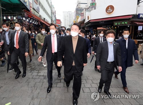 Yoon aprovechará una reunión uno a uno con Moon para solicitar un indulto para el expresidente Lee