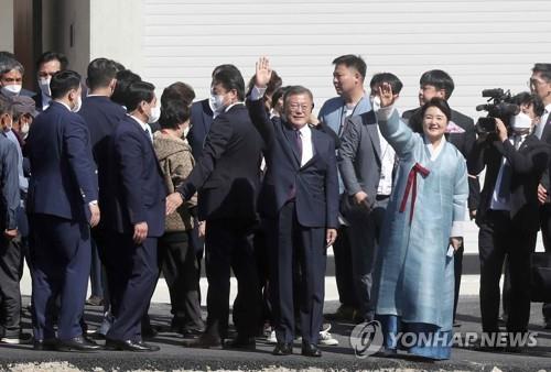 El expresidente Moon Jae-in (frente, centro), junto con su esposa, Kim Jung-sook, saludan a sus simpatizantes, el 10 de mayo de 2022, tras llegar a su casa de retiro en Yangsan, a 420 kilómetros al sudeste de Seúl.