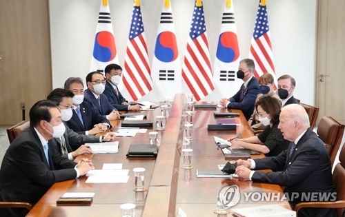 El presidente de Corea del Sur, Yoon Suk-yeol (primero por la izda.), y su homólogo de Estados Unidos, Joe Biden (primero por la dcha.), sostienen una reunión ampliada dentro del marco de su cumbre, el 21 de mayo de 2022, en la oficina presidencial surcoreana, en Yongsan, en el centro de Seúl.
