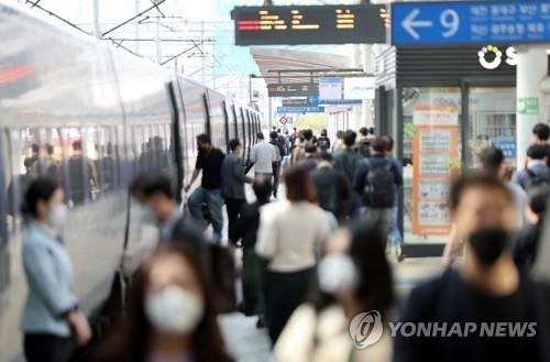 En la foto de archivo, los ciudadanos se suben a un tren bala, el 12 de mayo de 2022, en la Estación de Seúl, en la capital surcoreana.