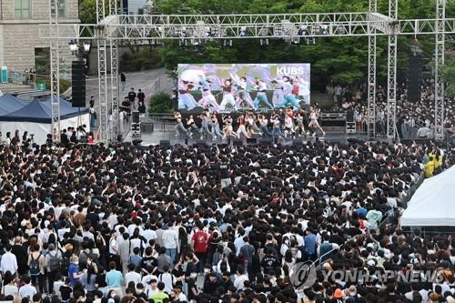 Los universitarios disfrutan de un festival de música, el 24 de mayo de 2022, en la Universidad de Corea, en Seúl.