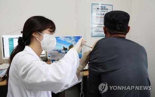 (AMPLIACIÓN) Los casos nuevos de coronavirus en Corea del Sur caen por debajo de 20.000 en medio de una desaceleración de la pandemia