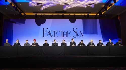 El grupo de K-pop Seventeen ofrece una conferencia de prensa, el 27 de mayo de 2022, para su cuarto álbum de larga duración, "Face the Sun", en un hotel de Seúl.