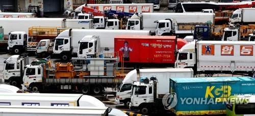 La foto de archivo, sin fechar, muestra camiones estacionados en una terminal de carga.