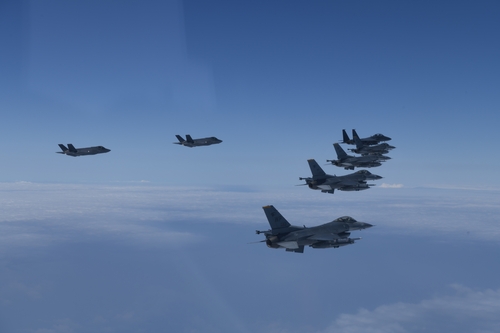 (AMPLIACIÓN) Seúl y Washington realizan una demostración de poder aéreo tras los lanzamientos de misiles norcoreanos