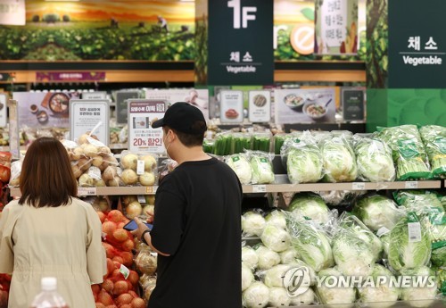Unos ciudadanos hacen sus compras, el 15 de junio de 2022, en la sección de vegetales, en un hipermercado, en Seúl, en medio de la alta inflación.