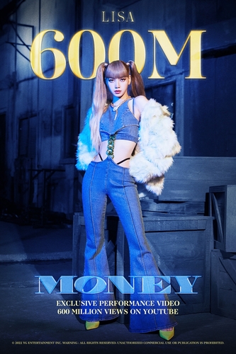 La imagen, proporcionada por YG Entertainment, muestra un póster que celebra los 600 millones de visualizaciones del vídeo de la actuación exclusiva de "Money" de Lisa en YouTube. (Prohibida su reventa y archivo)