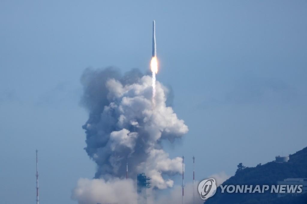 El Vehículo-2 de Lanzamiento Espacial de Corea del Sur (KSLV-II), también llamado Nuri, despega del Centro Espacial Naro, en Goheung, a unos 330 kilómetros al sur de Seúl, el 21 de junio de 2022, en un segundo intento del país para poner satélites en órbita. 