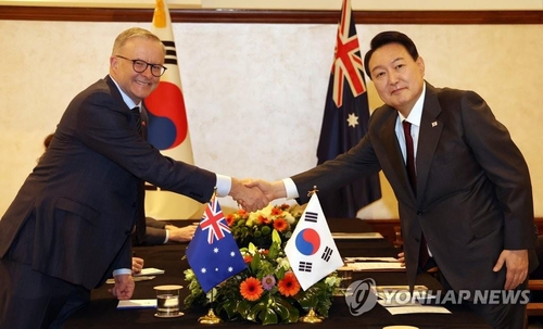 El presidente surcoreano, Yoon Suk-yeol (dcha.), posa para una foto con el primer ministro australiano, Anthony Albanese, mientras se reúnen al margen de una reunión de la Organización del Tratado del Atlántico Norte, el 28 de junio de 2022 (hora local), en Madrid, España.