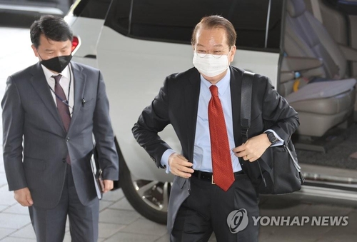 La fotografía de archivo muestra al ministro de Unificación, Kwon Young-se (dcha.), el 16 de mayo de 2022, llegando al complejo gubernamental en Seúl.