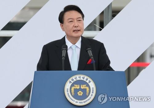 El presidente surcoreano, Yoon Suk-yeol, pronuncia un discurso, el 15 de agosto de 2022, durante un evento para conmemorar el 77° Día de la Liberación Nacional del dominio colonial japonés sobre la península coreana, en la Oficina Presidencial de Yongsan, en Seúl. 
