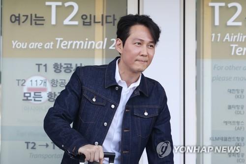 La foto, tomada el 8 de septiembre de 2022, muestra al actor surcoreano Lee Jung-jae, protagonista de la sensación mundial "Squid Game" (El juego del calamar), en el Aeropuerto Internacional de Incheon, al oeste de Seúl, para partir a Los Ángeles, Estados Unidos, para asistir a los Premios Emmy de este año. 