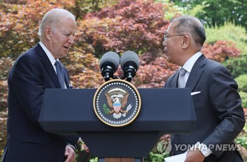 La foto de archivo, tomada el 22 de mayo de 2022, muestra al presidente del Grupo Hyundai Motor, Euisun Chung (dcha.), estrechando la mano del presidente de EE. UU., Joe Biden, en Seúl, luego de un discurso sobre el plan de inversión del fabricante surcoreano de automóviles en EE. UU.