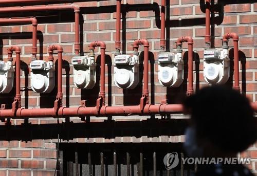 La foto de archivo sin fechar muestra los medidores de gas en un edificio residencial, en Seúl.